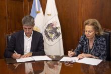 El Director General de Planificación y Gestión de Calidad, Adrián Pérez; y la Presidente del Tribunal Inés M. Weinberg al momento de la firma del Convenio.