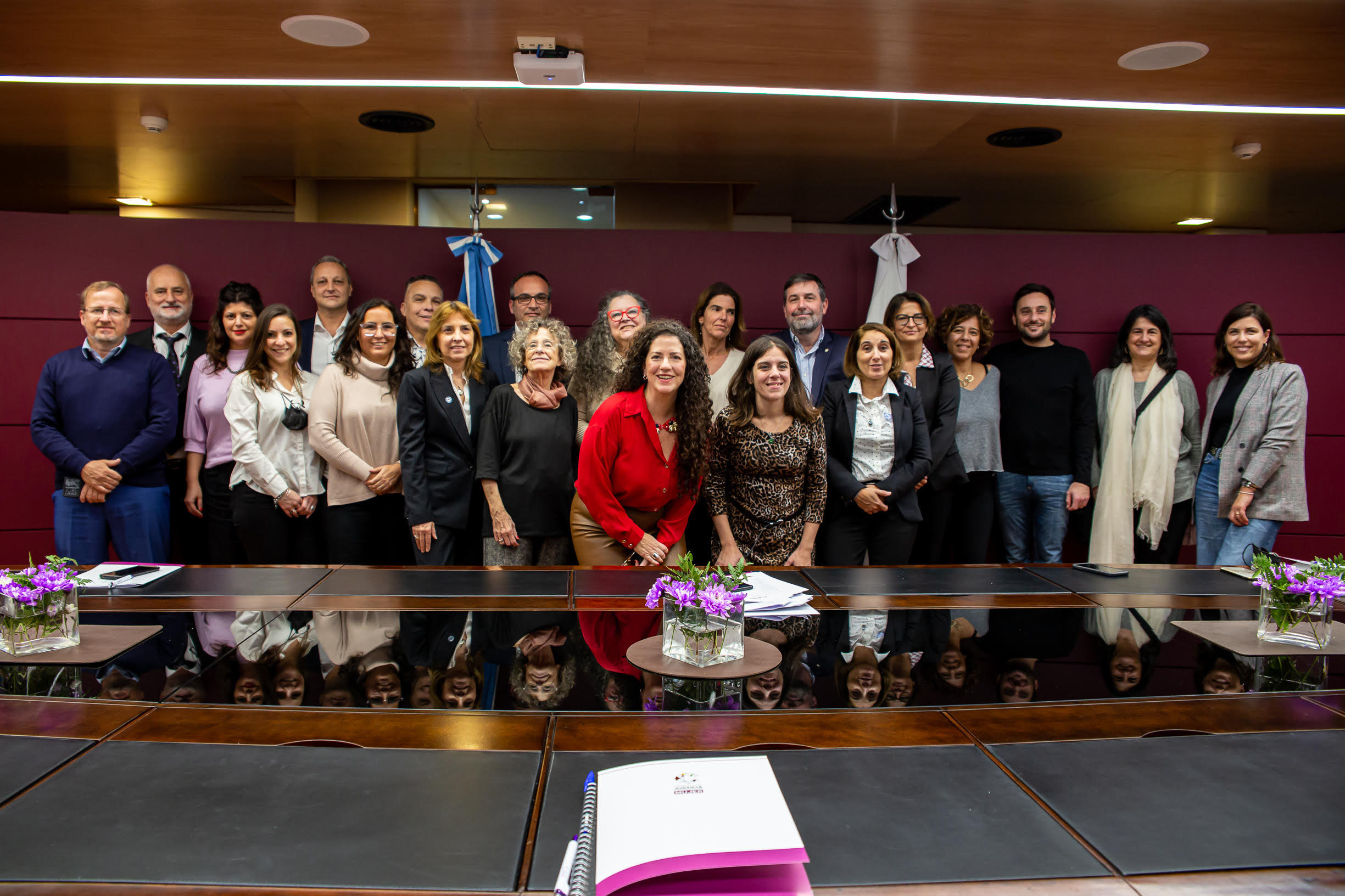 La Dra. Alicia Ruiz con representantes de todo el Poder Judicial.
